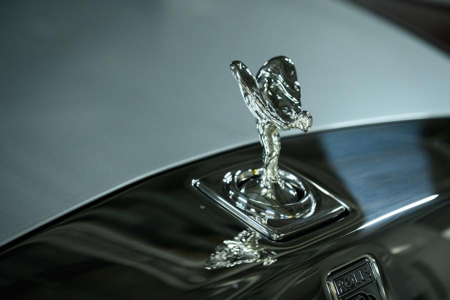 Логотип Rolls-Royce Phantom EWB 2017 года  (JP) (фото 15 из 21)